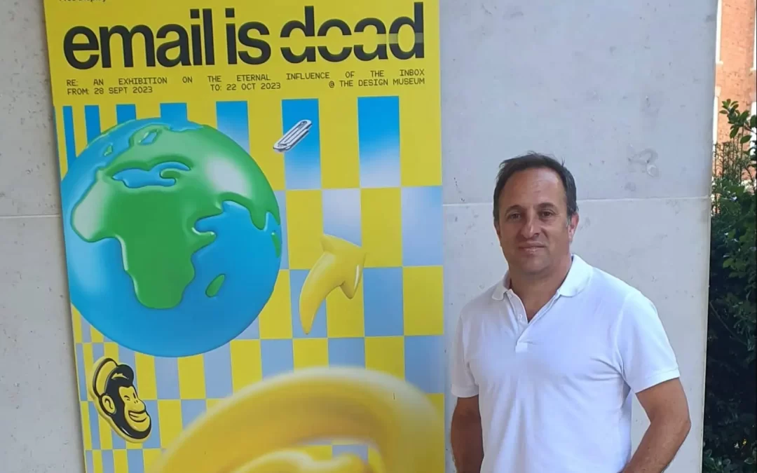 Exhibición "Email is Dead" patrocinada por MailChimp en el Design Museum de Londres.
